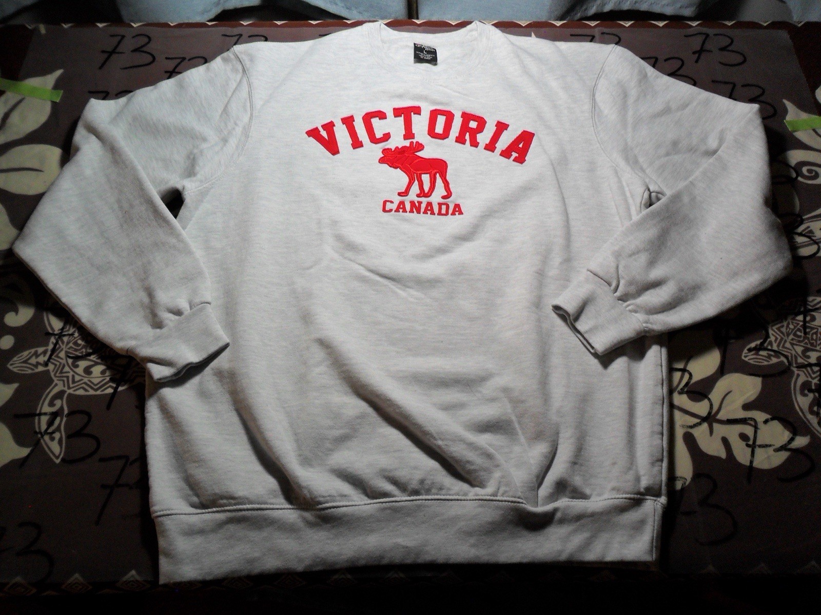 Large Victoria Canada 65% Cotton 35% Poly Sweatshirt