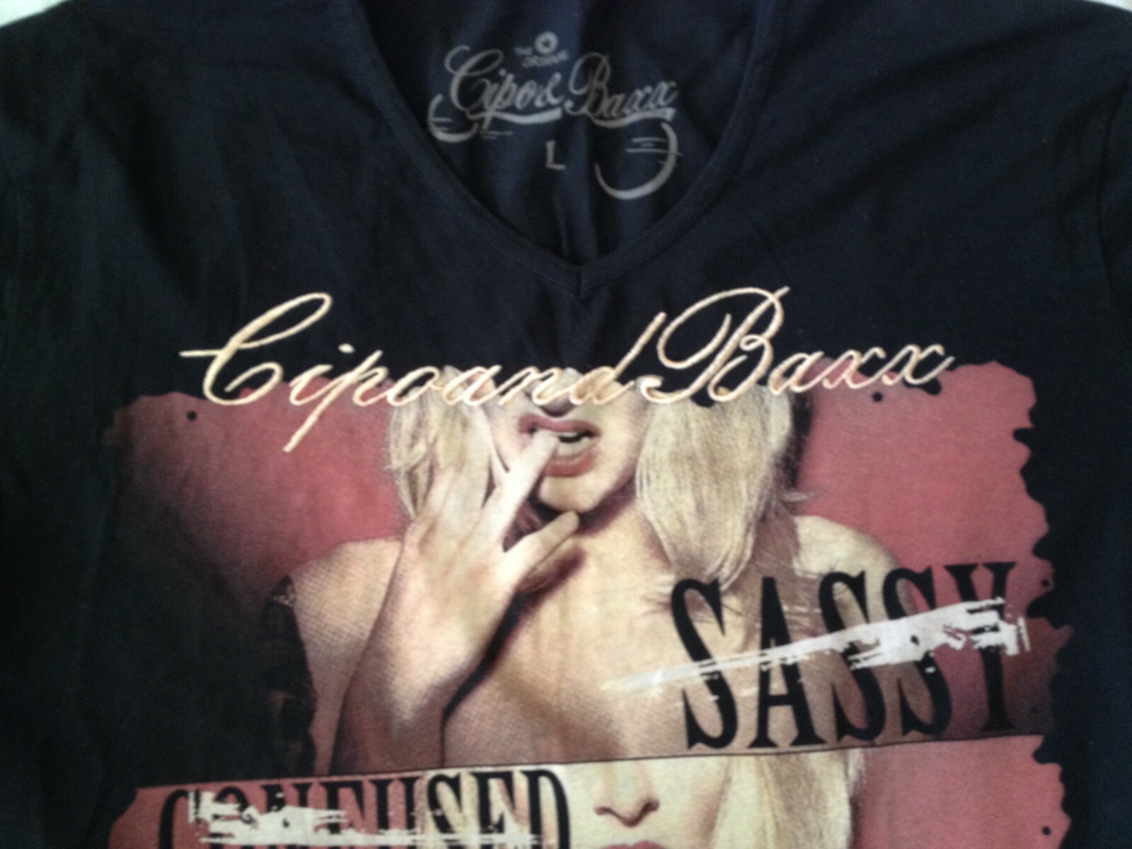 CIPO AND BAXX ITALY DESIGNERS V-NECK T-SHIRT W/ PRINT SZ LARGE SLIM
