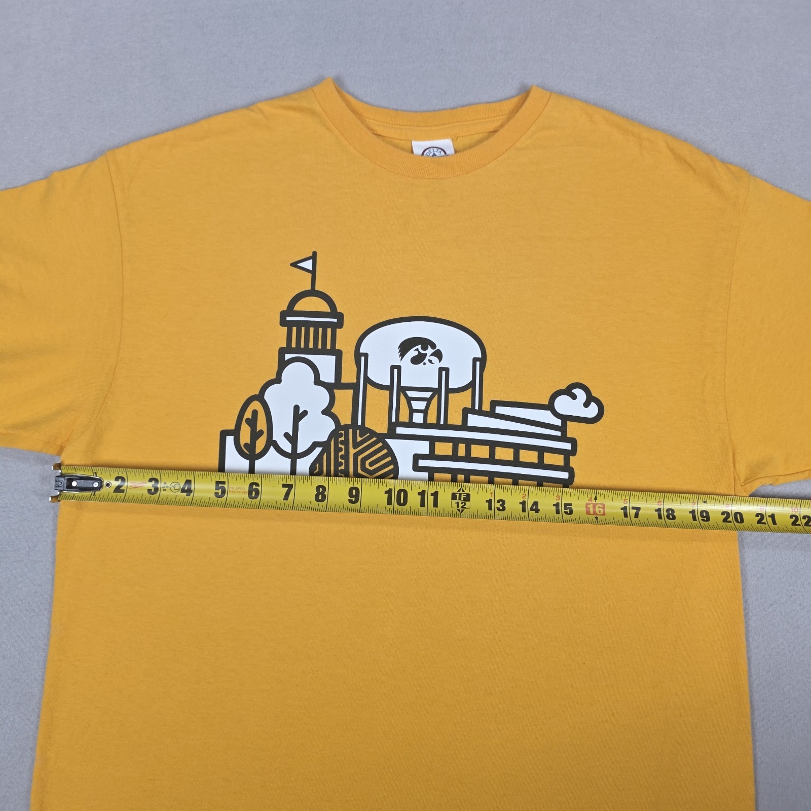 lowa Hawkeyes Landscape Shirt Men&rsquo;s Large Yellow NCAA College Sports Logo City