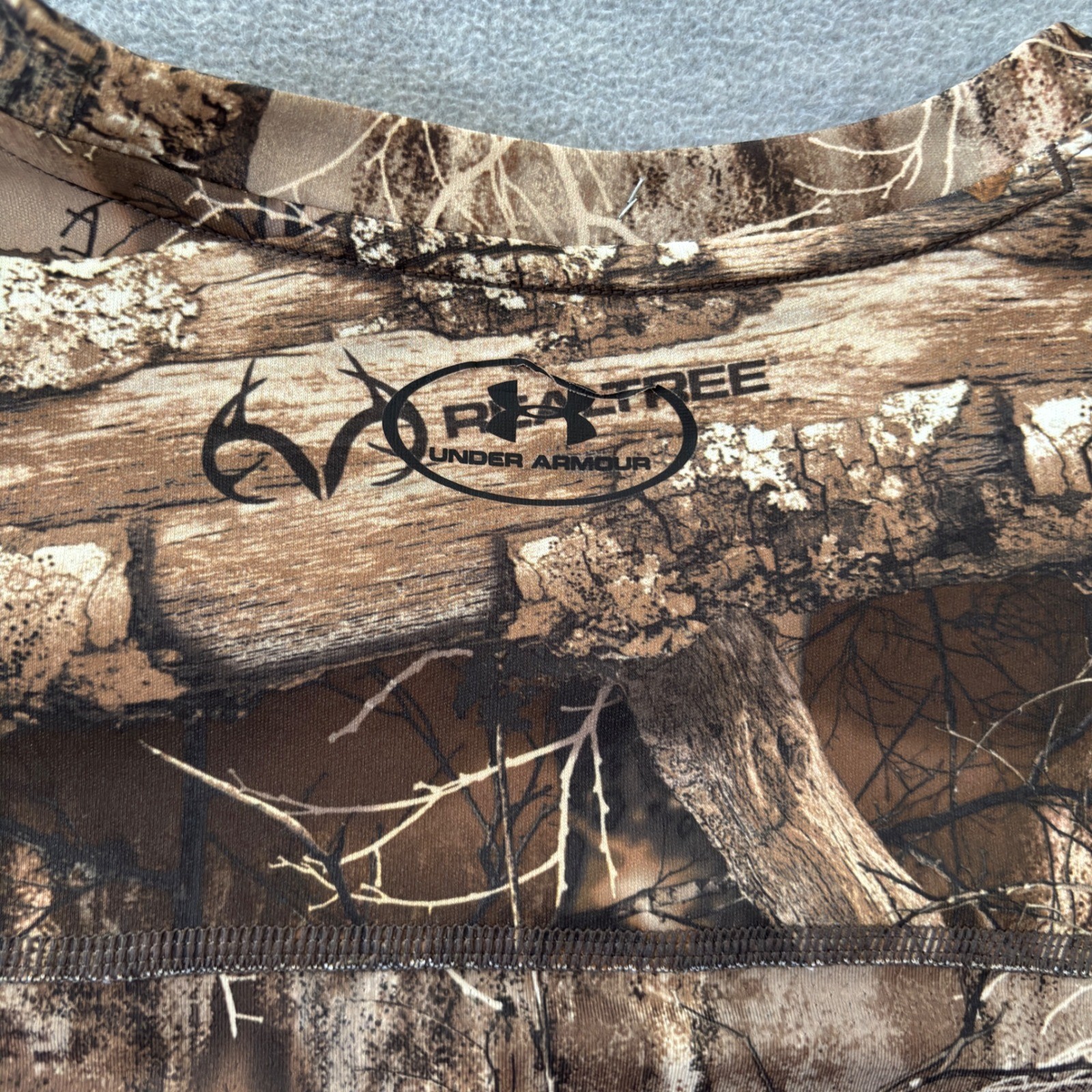 Under Armour Mens HeatGear Realtree Edge Camo Lux Row Distillers T-Shirt Large