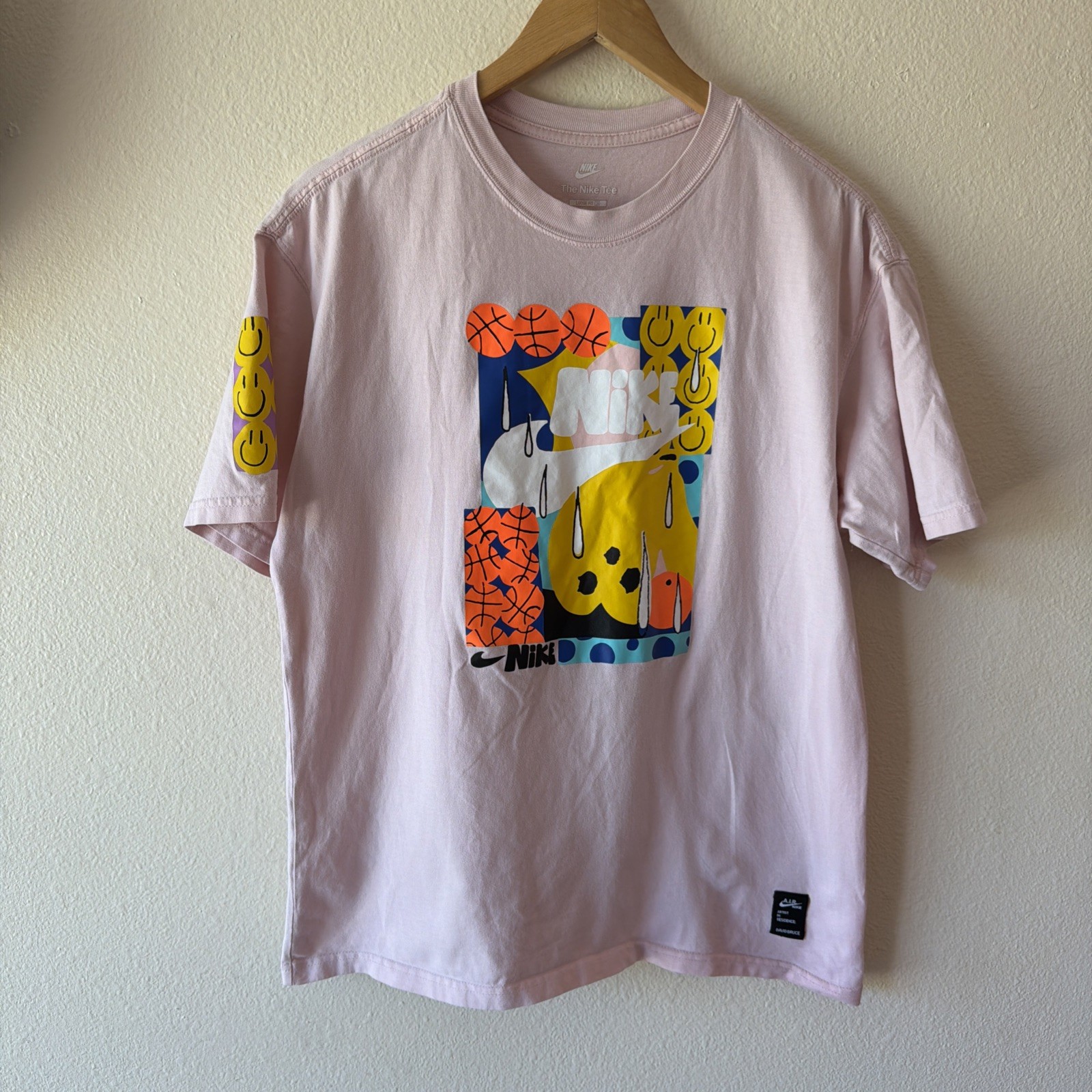 Nike AIR David Bruce Smiley Basketball T-Shirt Mens Medium Pink Loose Fit Tee