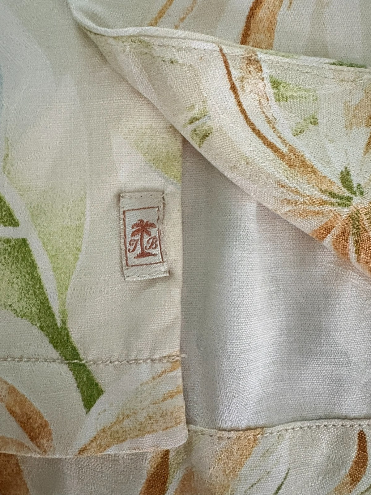 Tommy Bahama Men&rsquo;s 100% Silk Short Sleeve Hawaiian Shirt Relaxed Fit Tropical L