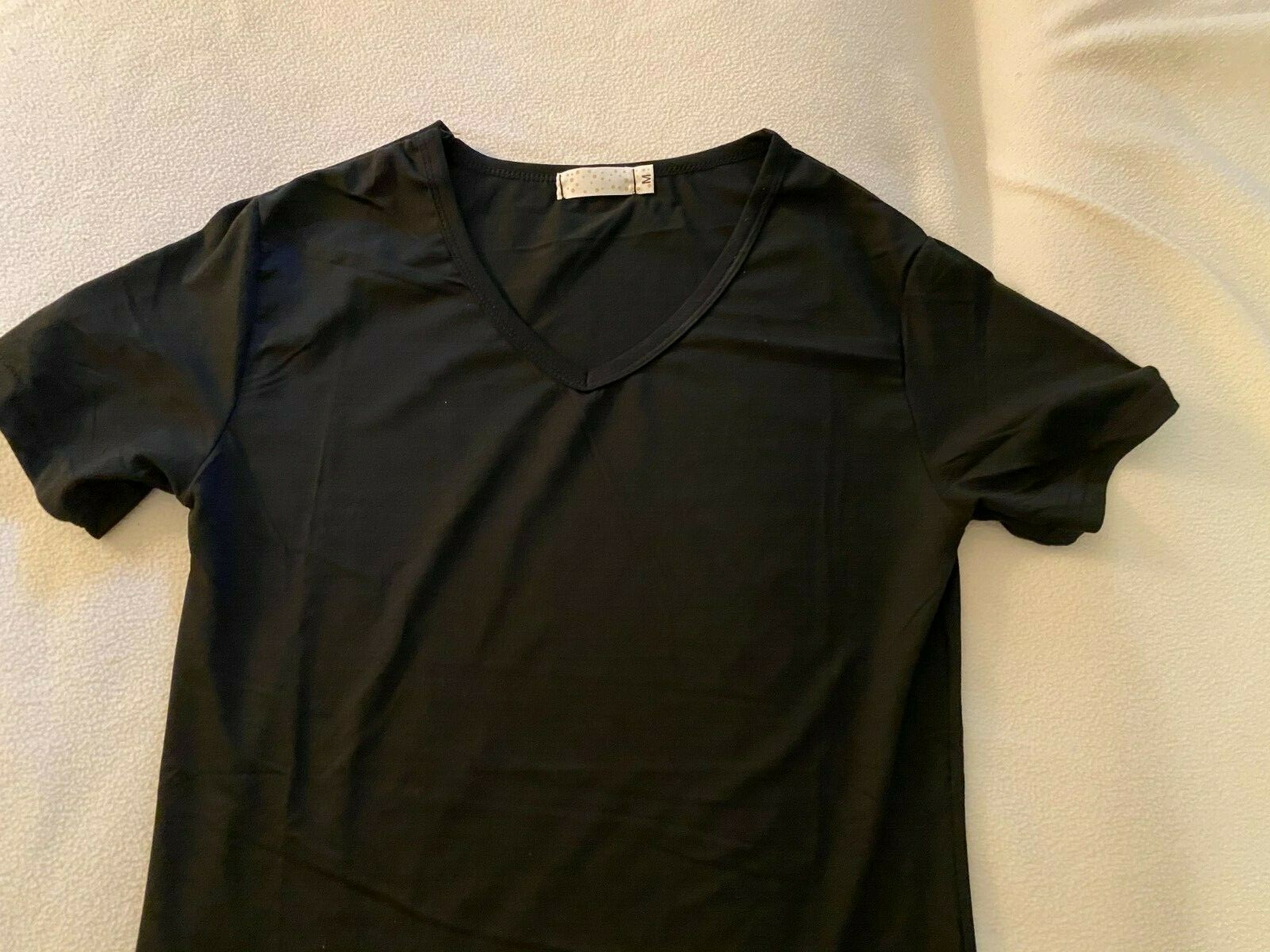Mens rolled V-Neck T-Shirt Medium NWOT no brand, Label with pink dots, black
