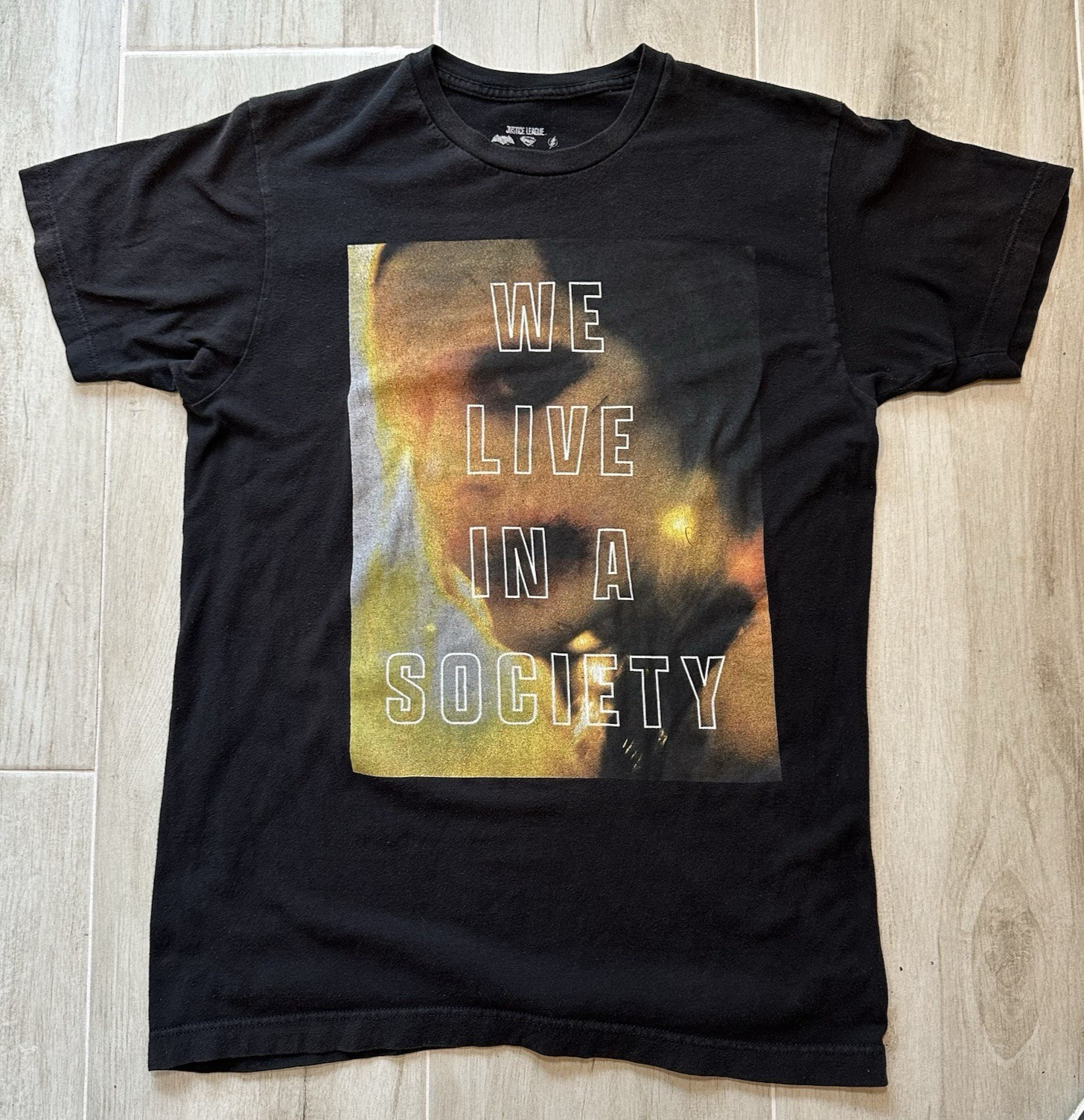 Justice League Joker Tee Shirt « We Live In A Society » Size Med 28L x 40W