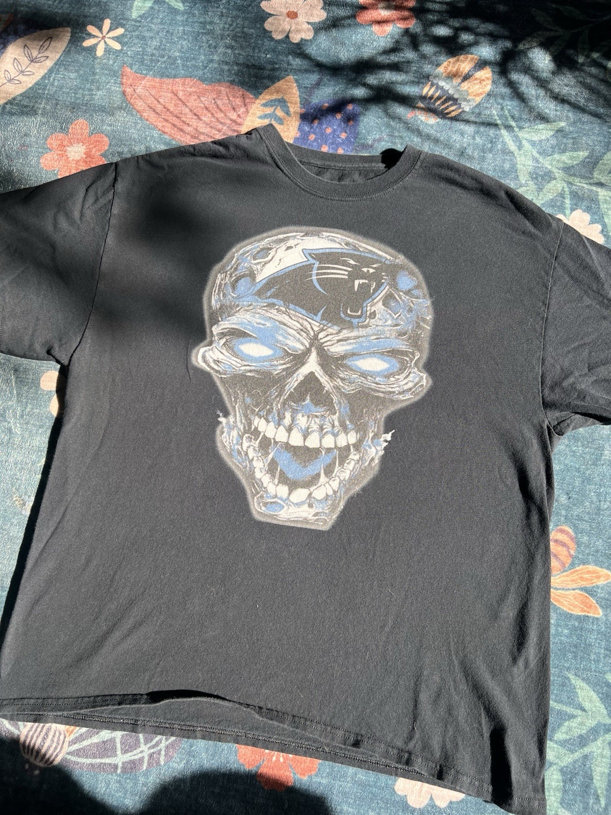 Carolina Panthers T-Shirt Men&rsquo;s (L-XL) Rugged Black Skull Cotton Tee