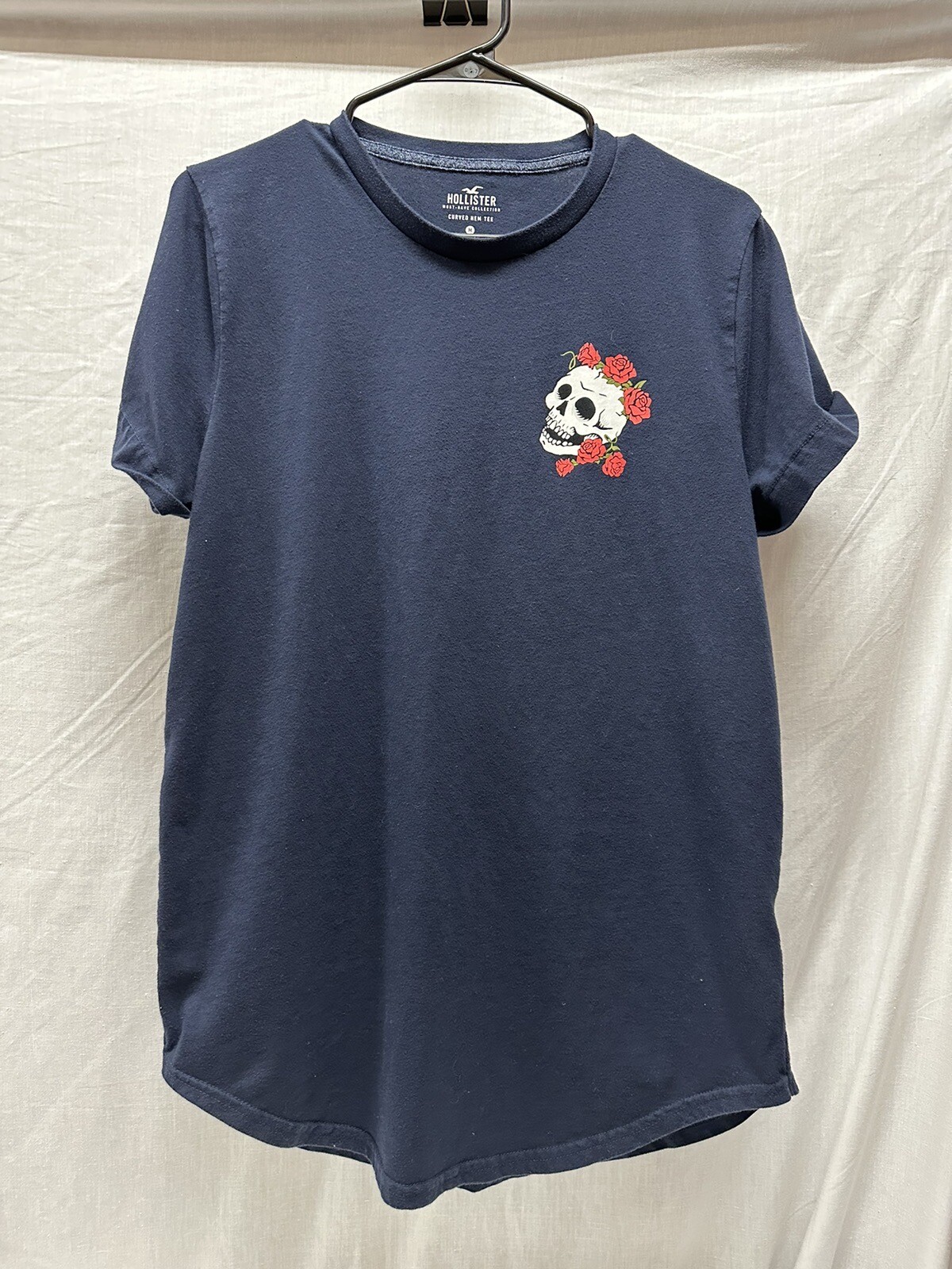 Hollister Must Have Collection Curved Hem Tee Skull Roses Navy T-Shirt Men&rsquo;s M