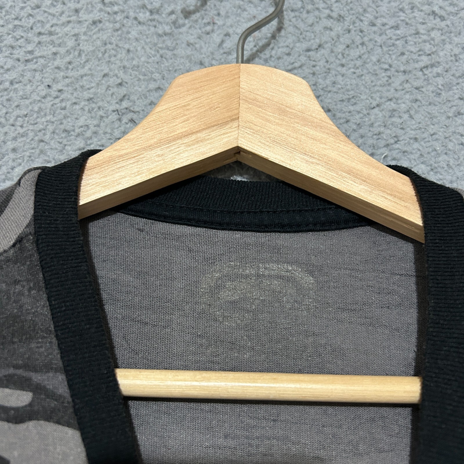 Ecko Unltd T-shirt Men Medium Gray Woodland Camo V-neck Short Sleeve