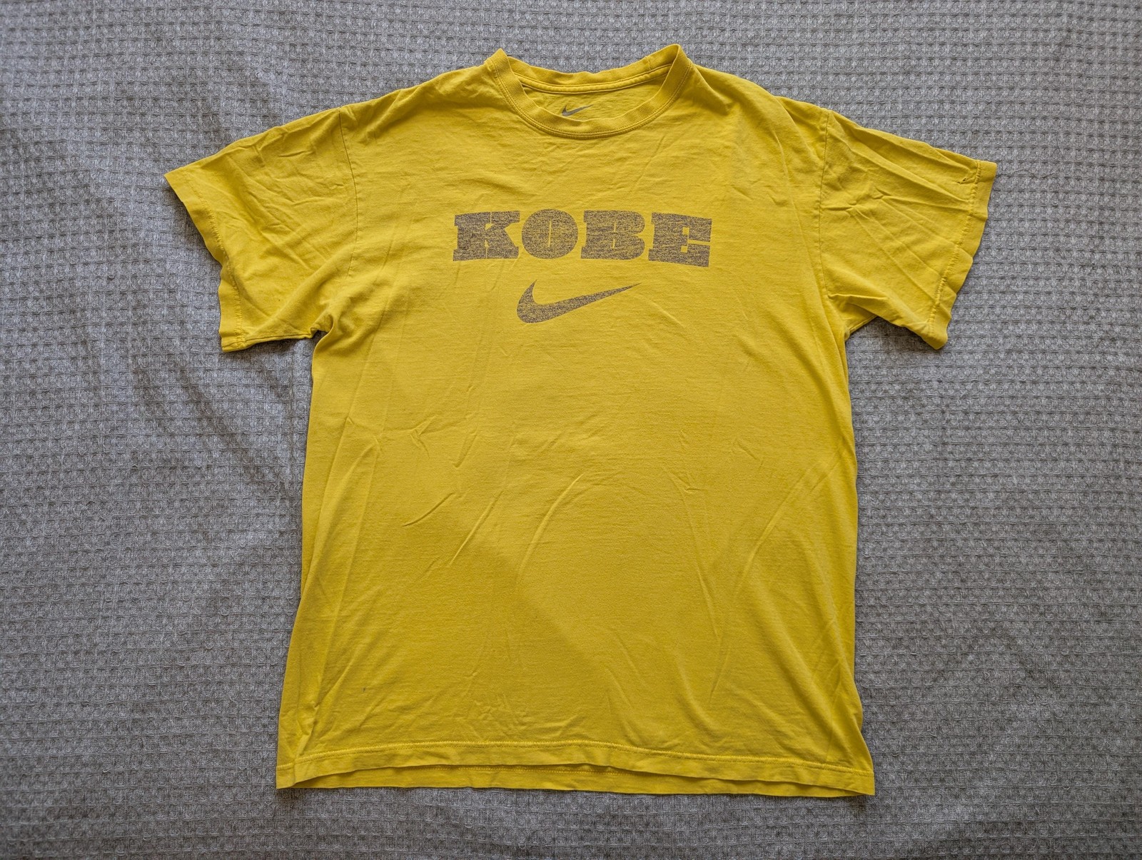 Nike Kobe Bryant Shirt Mens Large Yellow Graphic Tee Basketball Swoosh Athletic