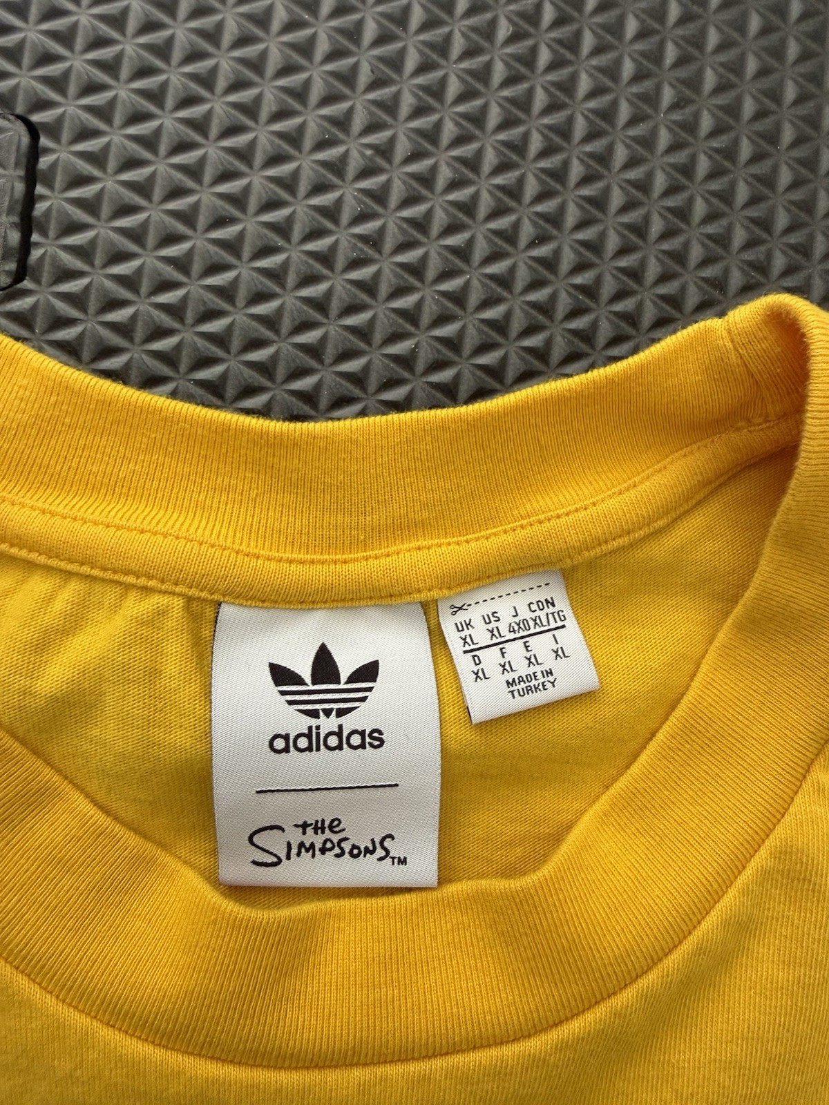 ADIDAS ORIGINALS THE SIMPSONS SHIRT XL HOMER SIMPSON DOUGHNUT YELLOW Pre Owned