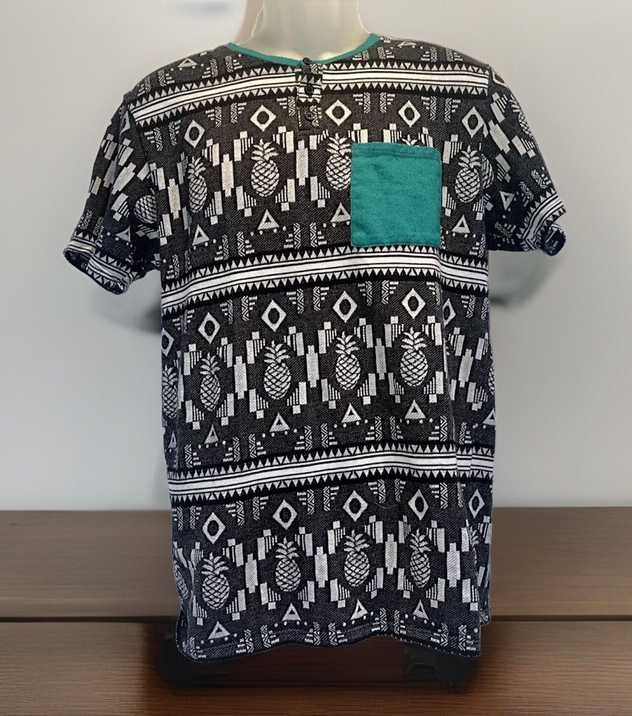 On The Byas Men’s Medium T-Shirt 1/4 Button Down Tropical Geometric Black White