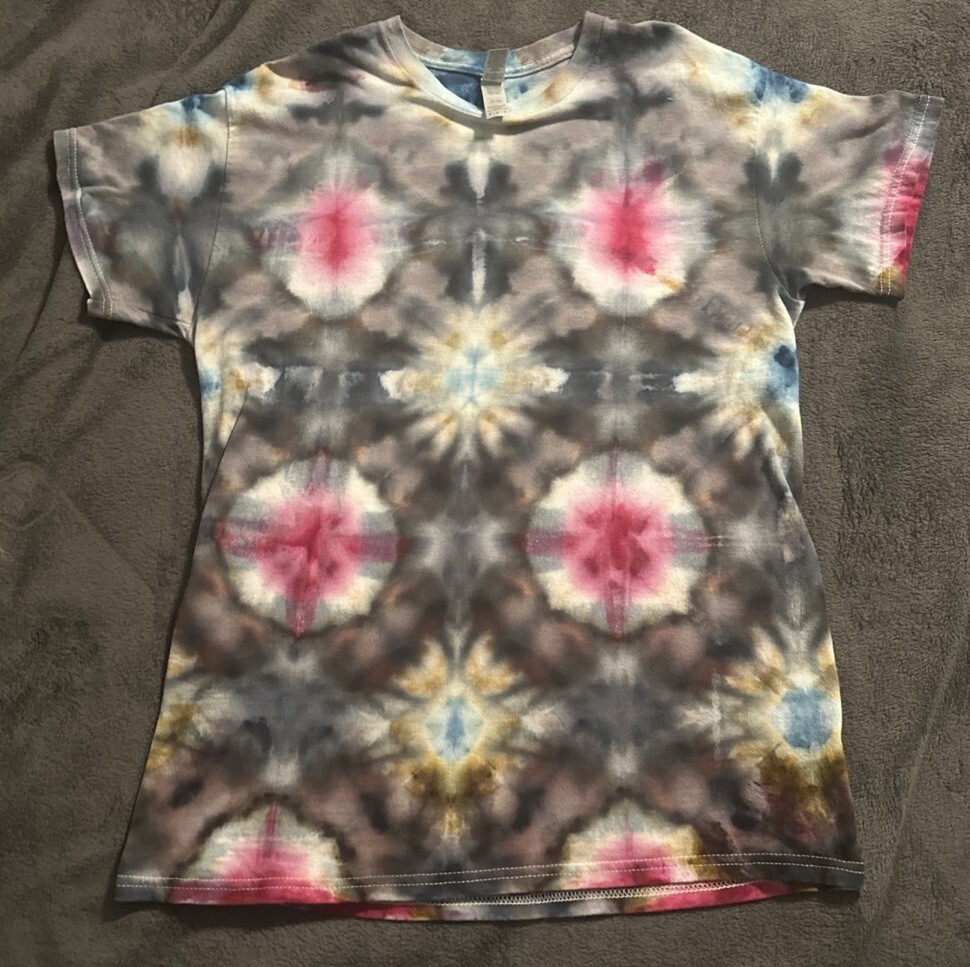 GILDAN TIE DYE Medium SHORT SLEEVE GRAY PINK BLUE RED Swirl OF MANY COLORS