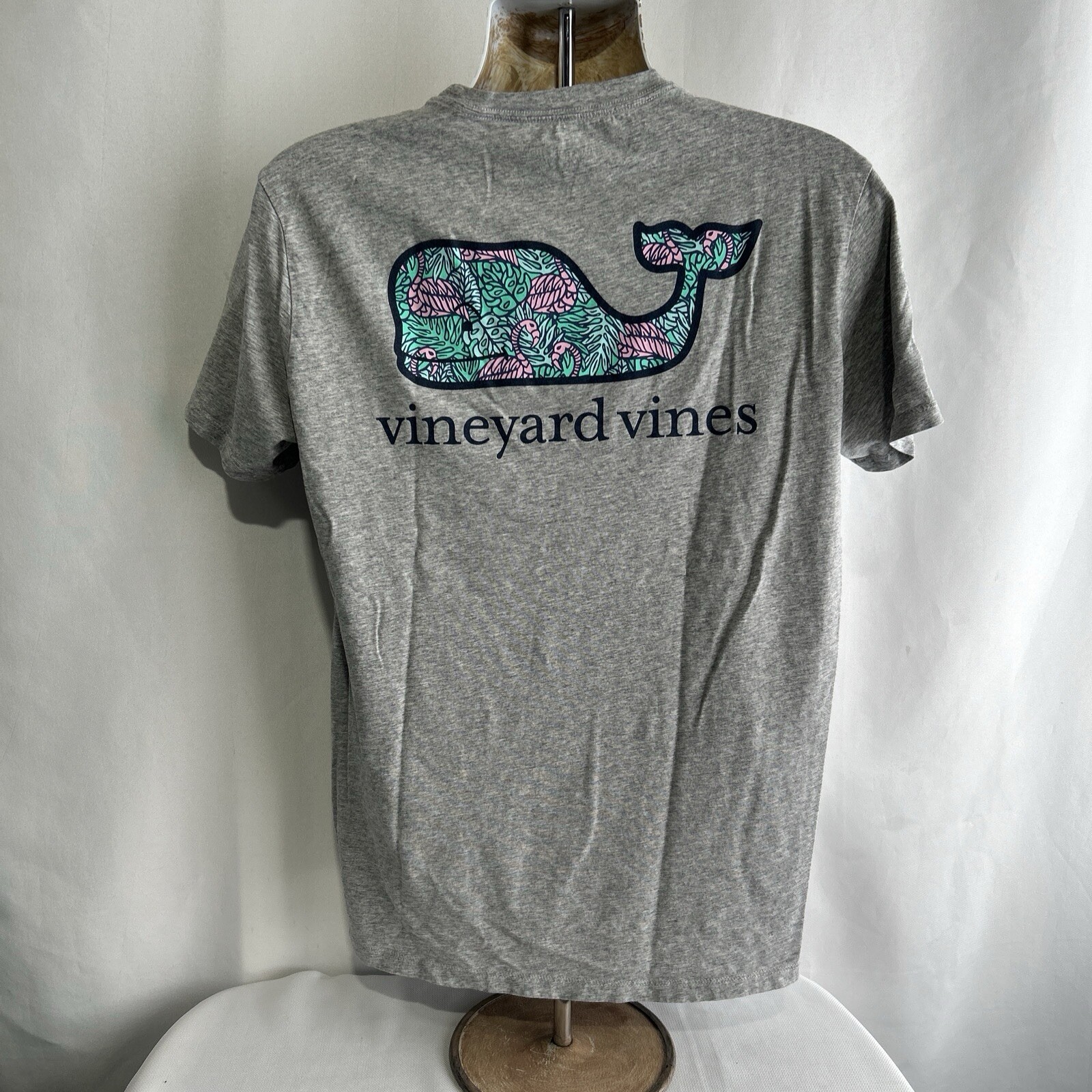 Vineyard Vines Men SS Whale Pocket Crew Tee T-Shirt « Flamingo PALM WHALE FILL »