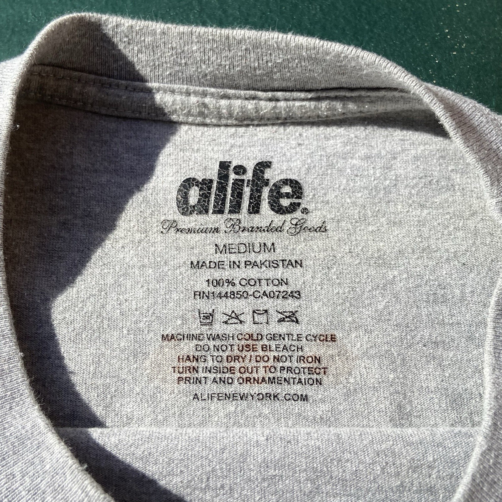 Alife New York T Shirt Men’s Medium Crack 158-99 Streetwear Skater Hip Hop