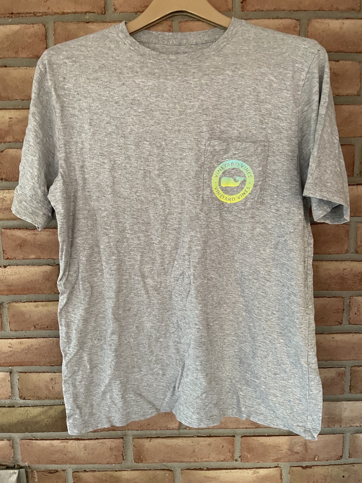 Vineyard Vines Men&rsquo;s Small Gray Whale Short Sleeve Cotton T-shirt with Pocket