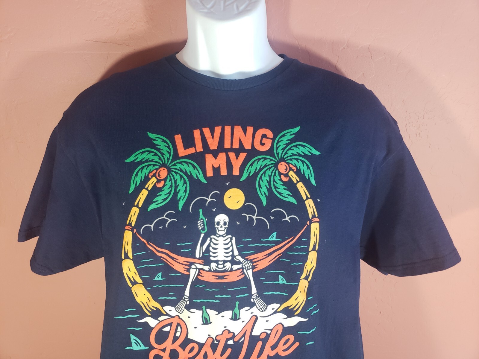 Dom « Living My Best Life » T-Shirt Tee Mens Blue Skeleton On Vacation Funny L