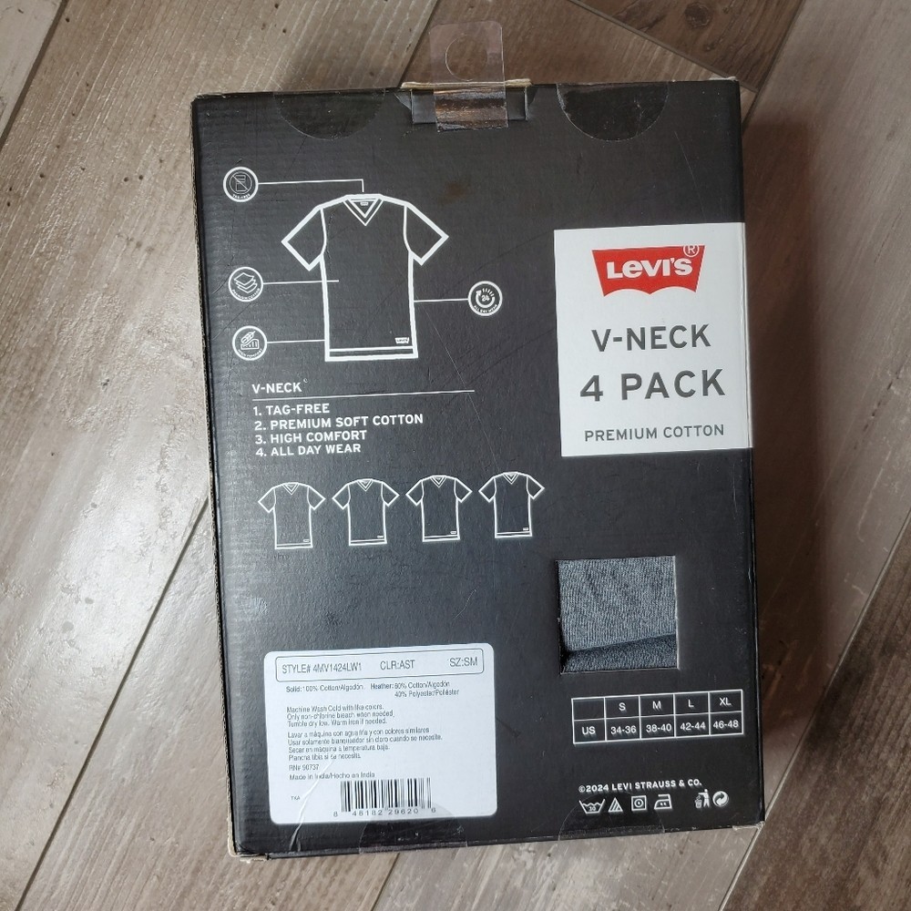 NWT Levi&rsquo;s Premium Cotton Gray V-Neck T-Shirts 4 Pack Men&rsquo;s Size Small